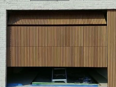 Sectionale garagepoort Allport bekleed met thermowood Beerse thumbnail